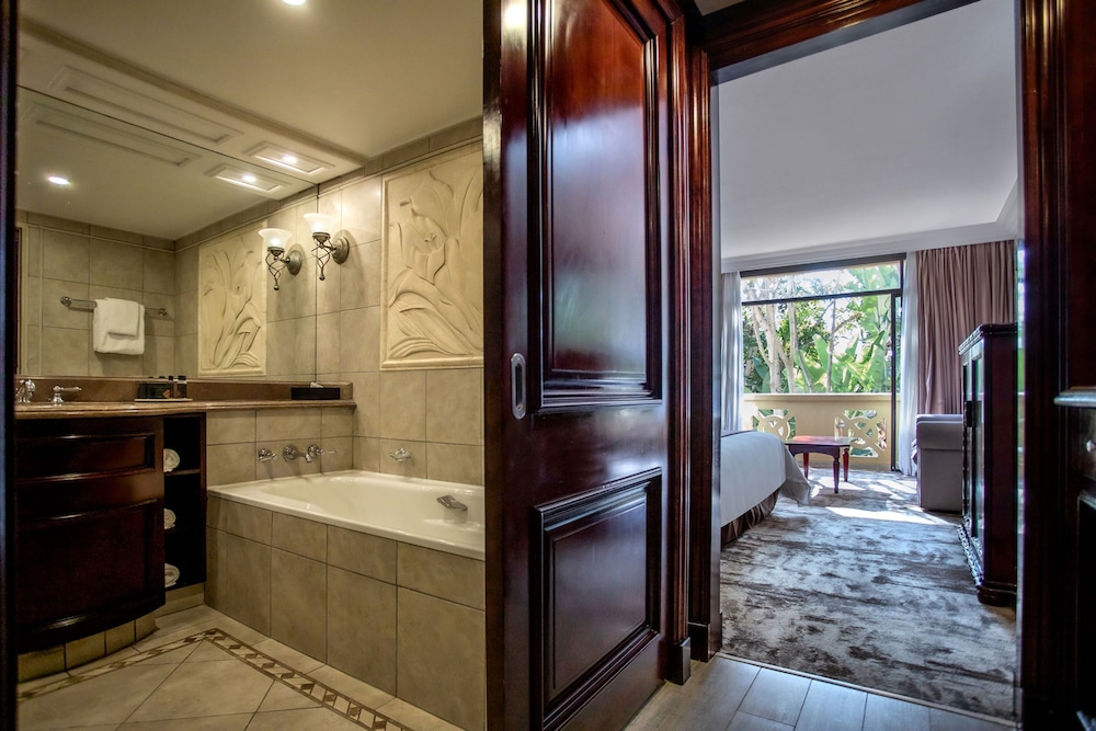 Luxury Family Room - Photo 2