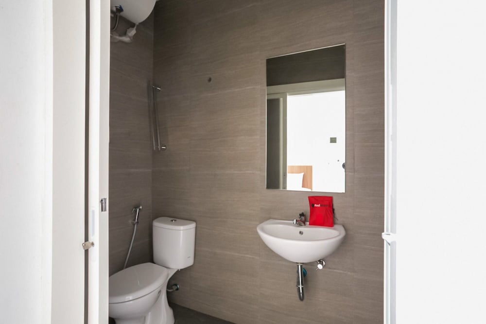 Twin Room (Reddoorz) - Photo 6