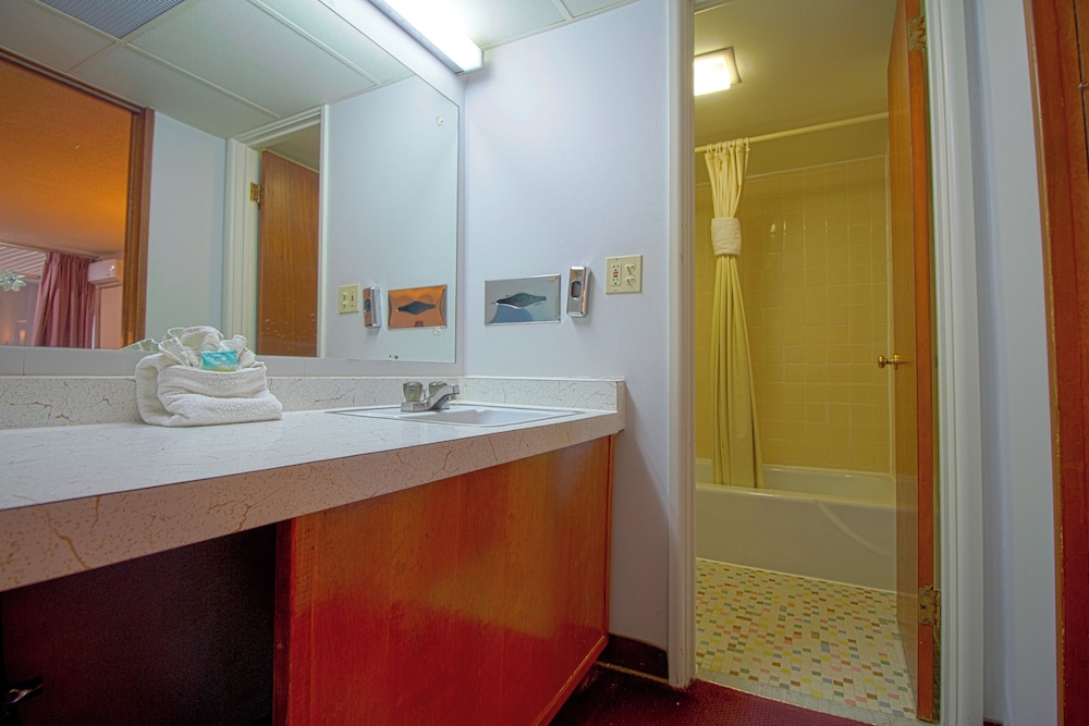 Room, 2 Queen Beds, Non Smoking - Photo 7