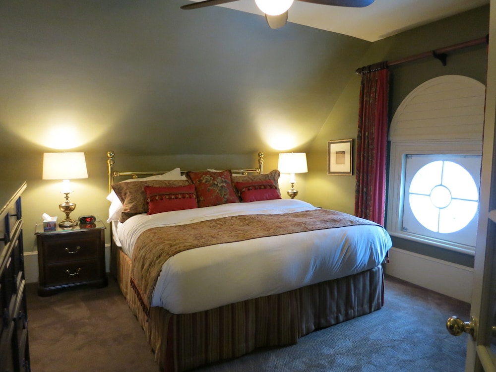 Suite, 1 King Bed, Non Smoking photo 1