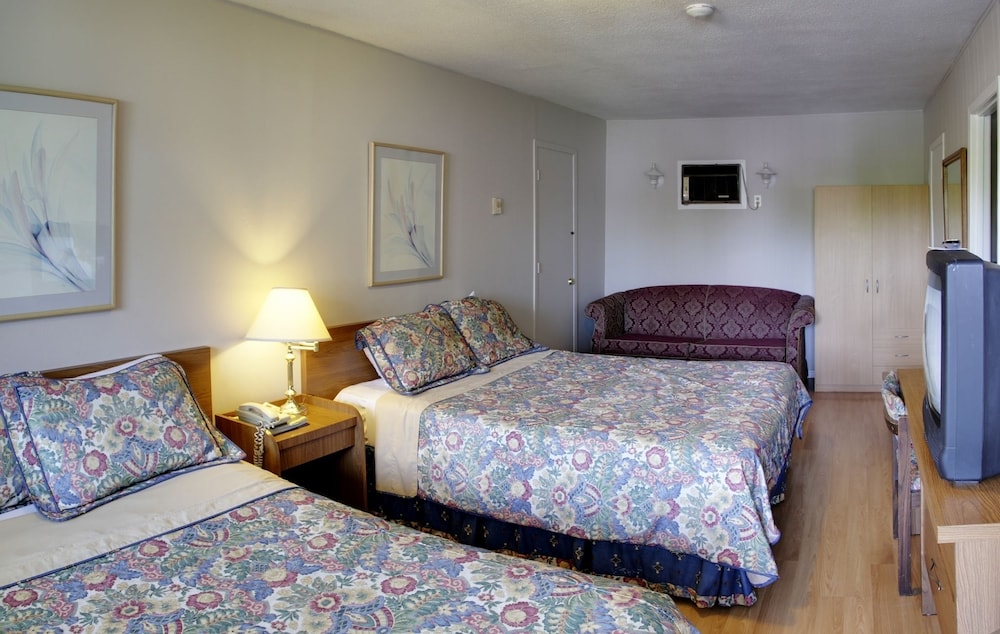 Standard Room, 2 Queen Beds, Kitchen photo 1