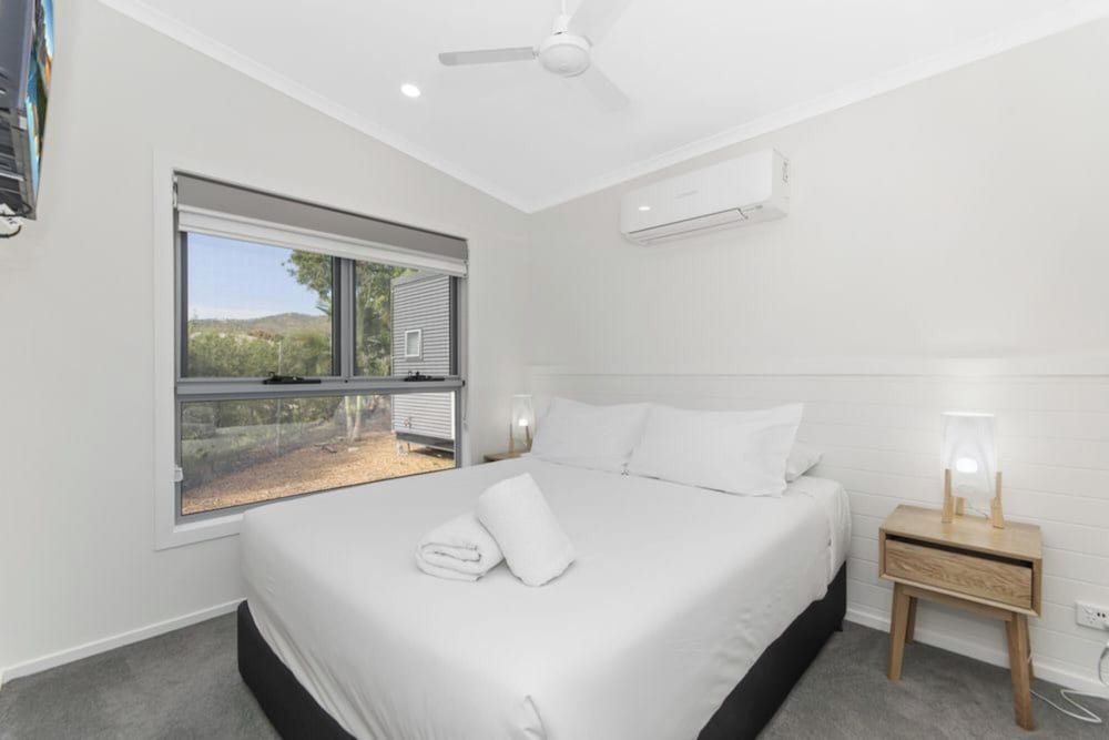 Deluxe 2 Bedroom Cabin - Sleeps 6 photo 2