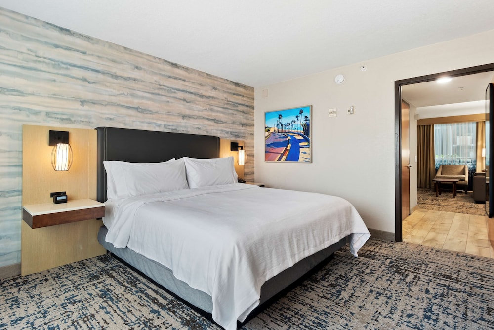 Suite, 1 King Bed, Accessible, Non Smoking (Hearing) - Photo 1