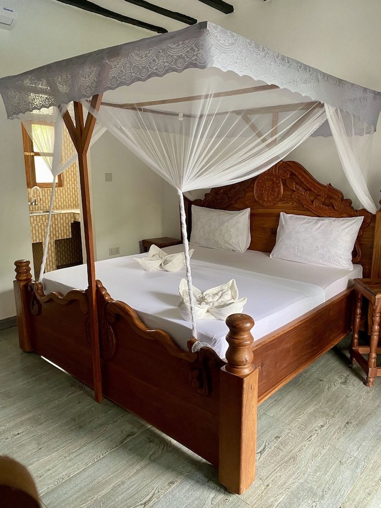 Deluxe Room, 1 King Bed, Pool View