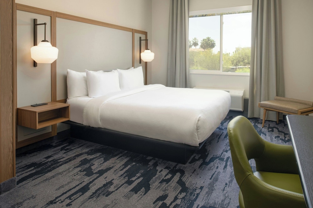 Suite, 1 King Bed with Sofa bed photo 1