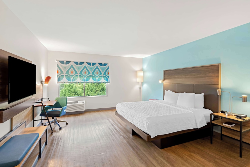 Room, 1 King Bed, Accessible, Bathtub - Photo 3