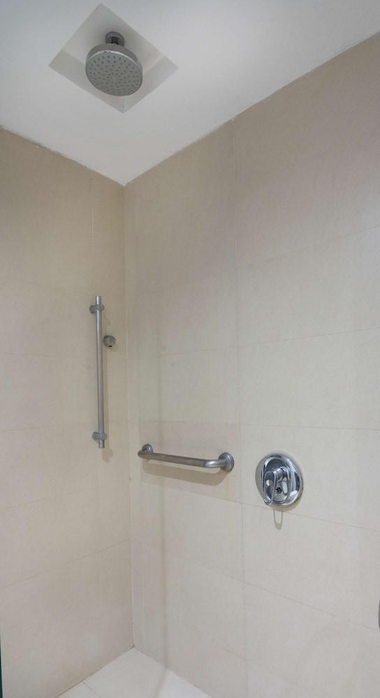 Room, Multiple Beds, Refrigerator - Photo 7