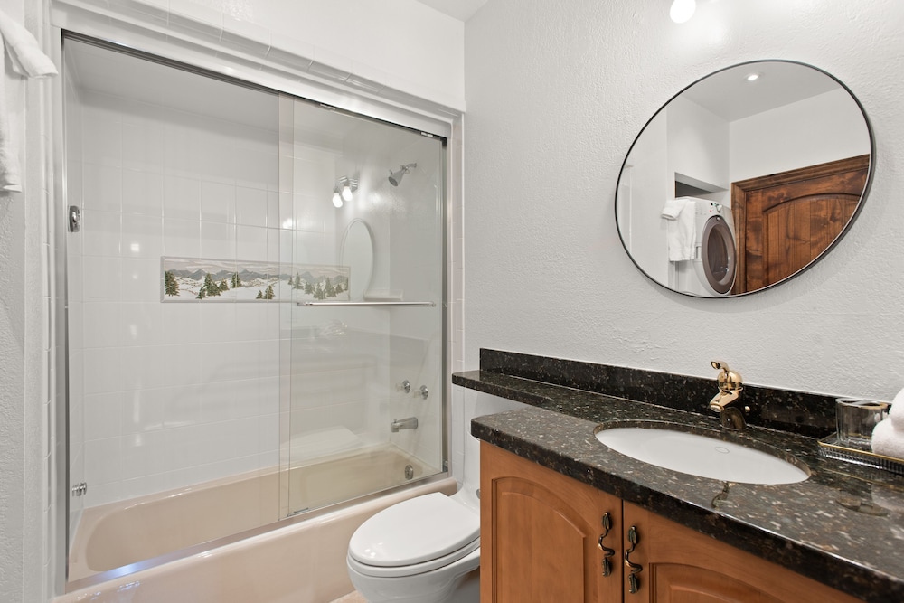 Deluxe Condo, 2 Bedrooms, Patio, Mountain View (Chamonix 17) photo 3