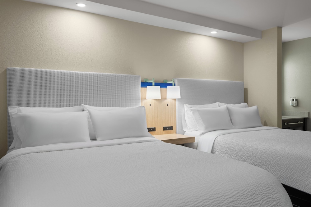 Standard Room, 2 Queen Beds - Photo 1