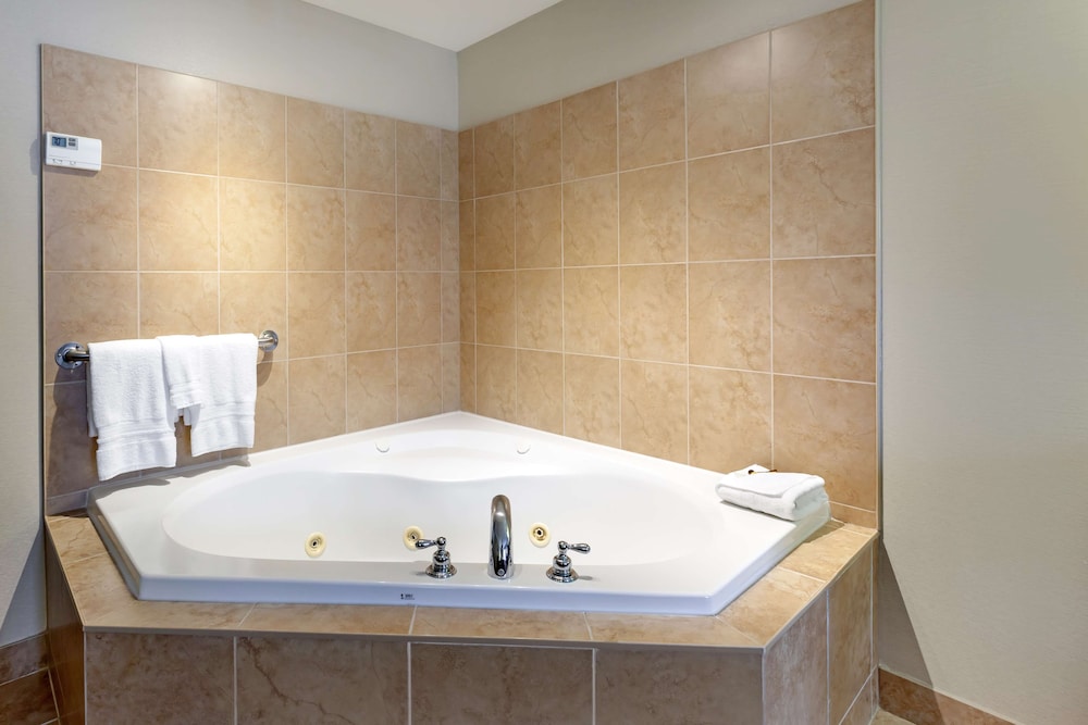 Suite, 1 King Bed, Non Smoking, Jetted Tub photo 1