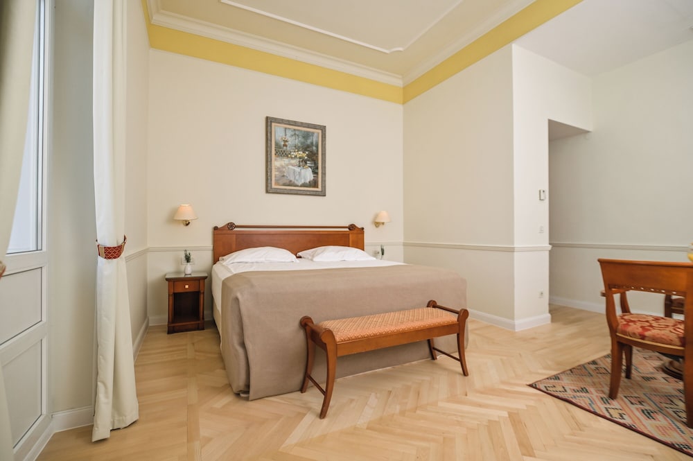 Family Room with City View photo 1