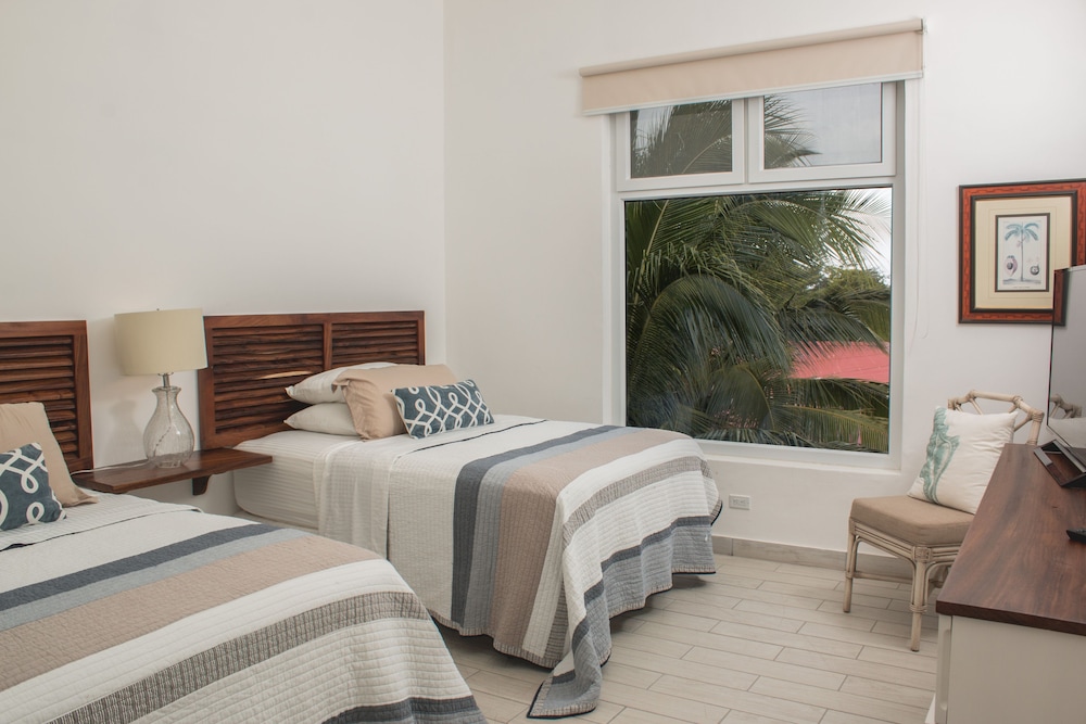 Family Apartment, 2 Bedrooms, Partial Ocean View photo 3