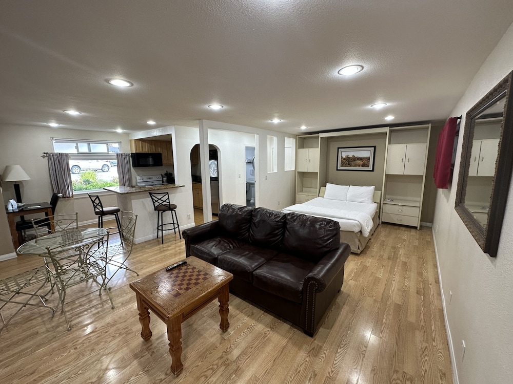Premium Studio Suite, Kitchen, Courtyard Area photo 3