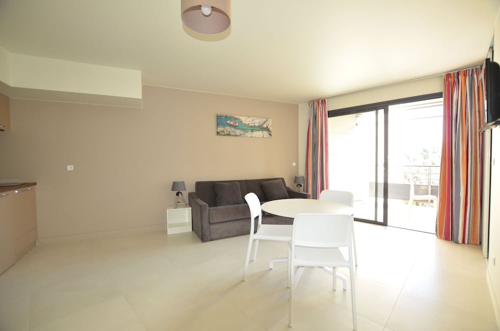 Standard Suite - Photo 4