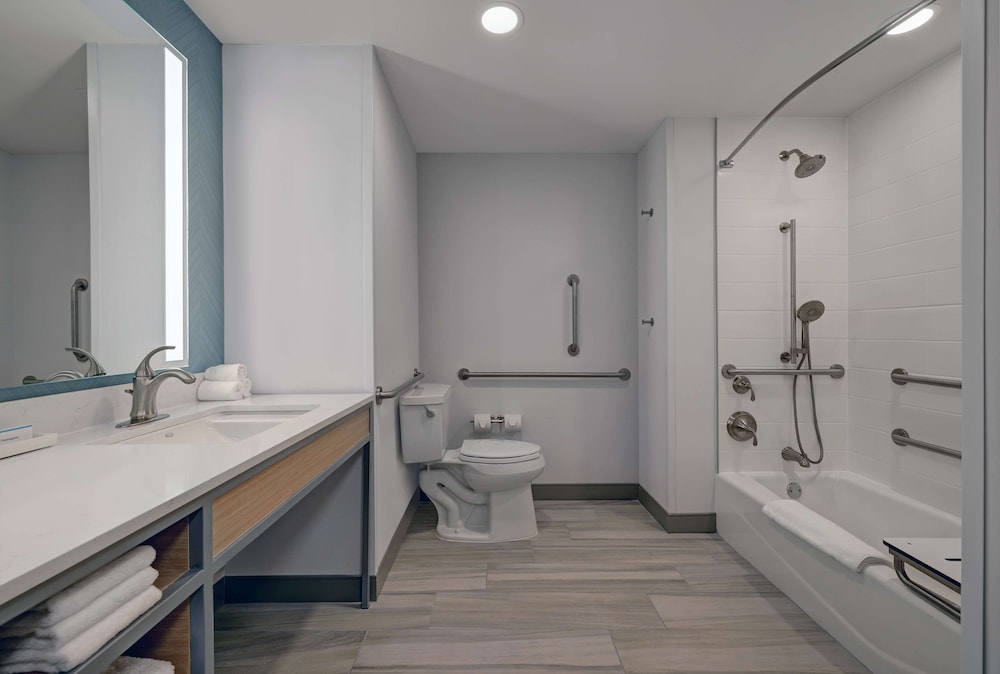 Suite, 1 King Bed, Accessible, Bathtub (Mobility & Hearing) - Photo 5