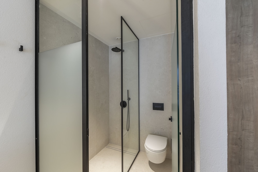 Deluxe Suite, Sea View (Front) - Photo 12
