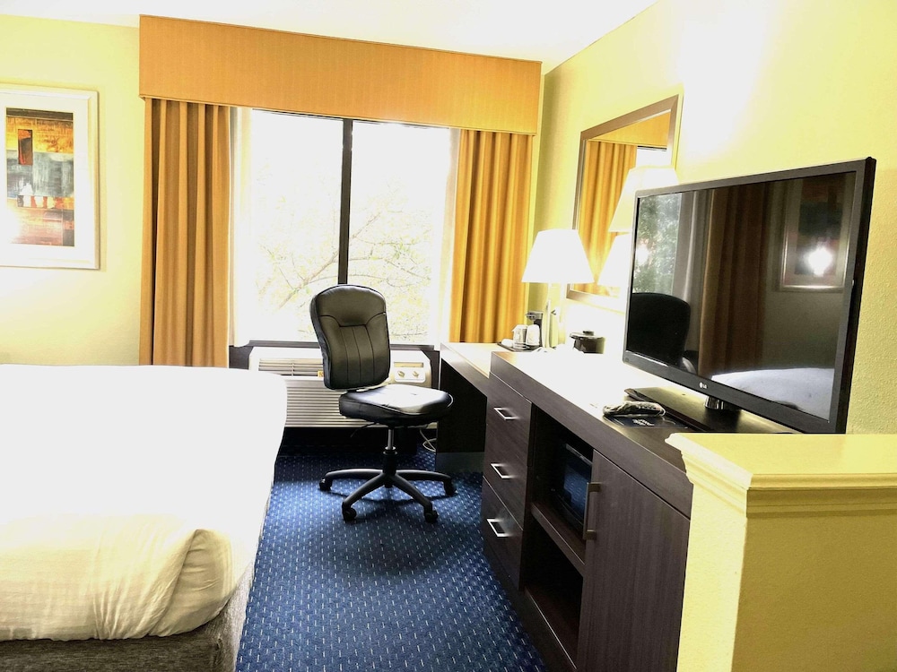 Room, 2 Queen Beds, Non Smoking - Photo 1