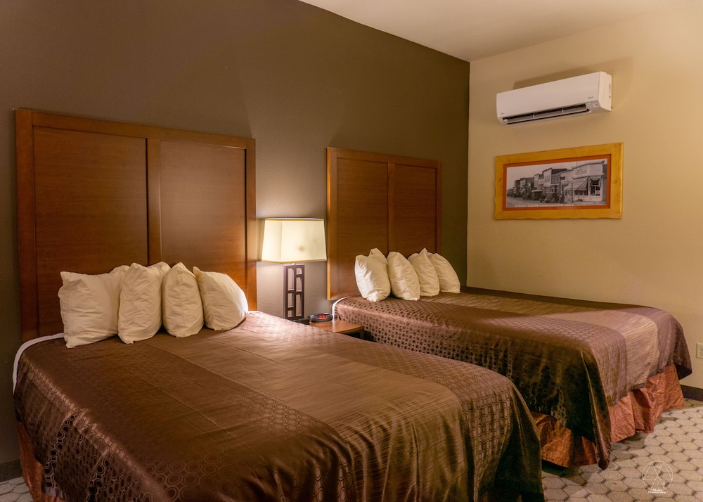 Standard Room, 2 Queen Beds, Poolside