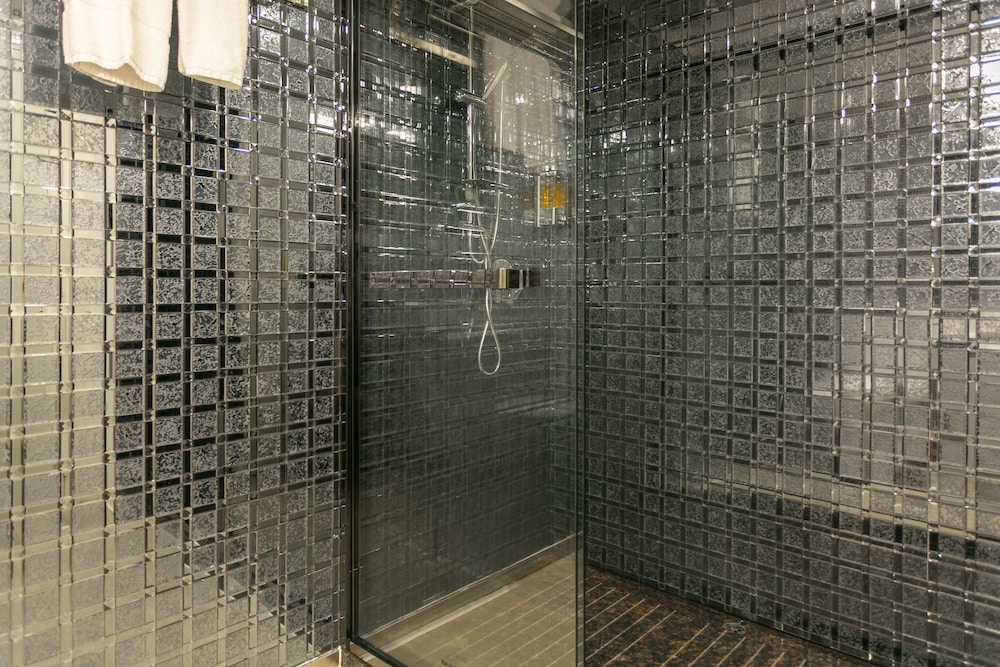 Exclusive Studio Suite, 1 Queen Bed, Hot Tub, Ground Floor photo 2