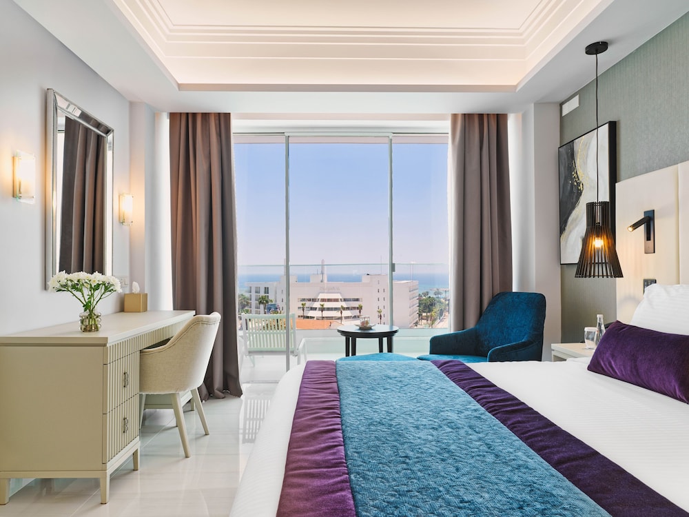 Deluxe Room, Pool View - Photo 5