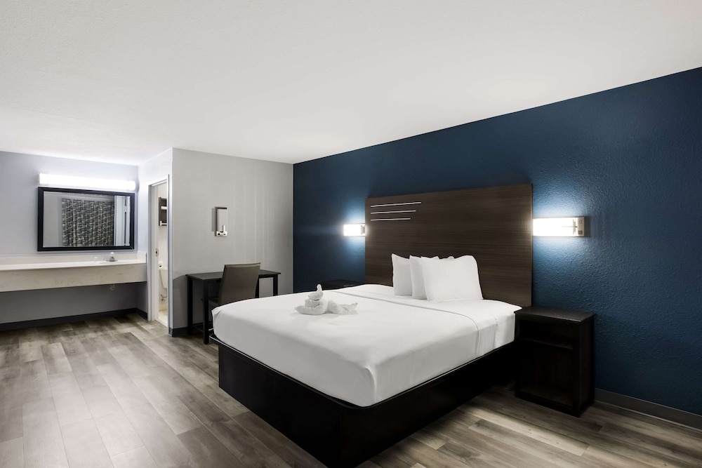 Standard Room, 1 King Bed, Non Smoking photo 1