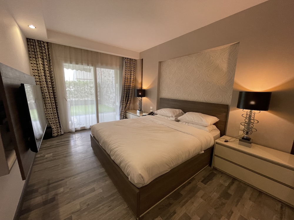 Deluxe King Studio Apartment thumbnail 5