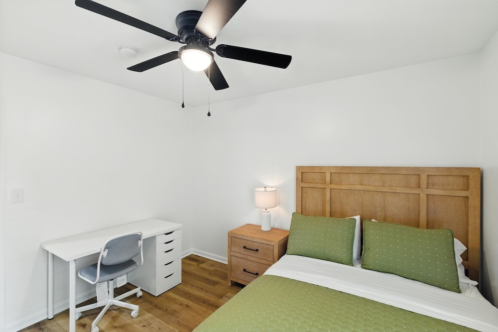 House, Multiple Bedrooms photo 2