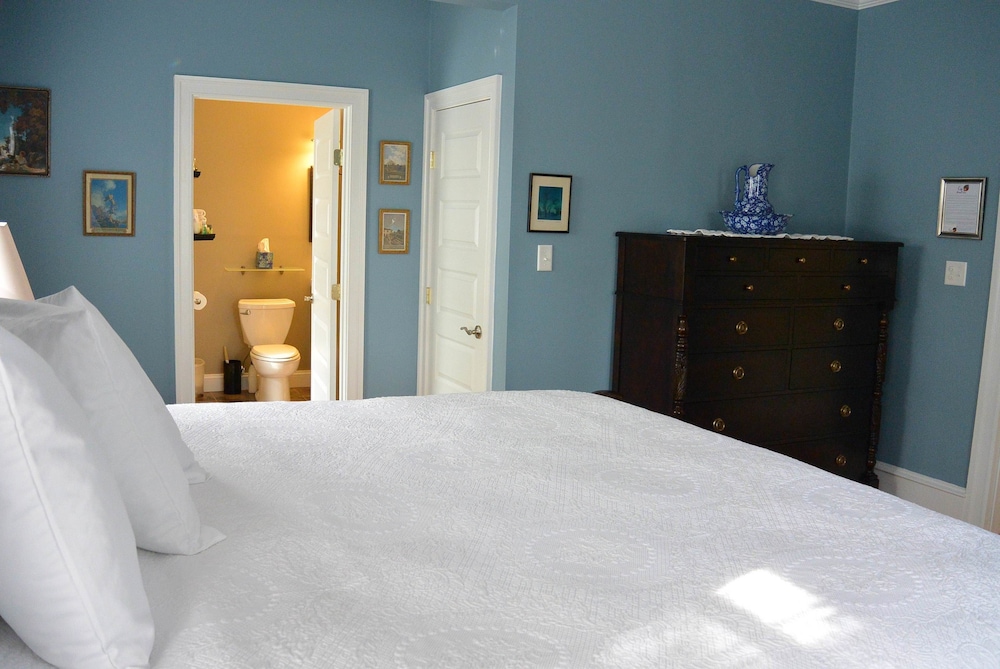 Room, 1 King Bed, Non Smoking, Private Bathroom