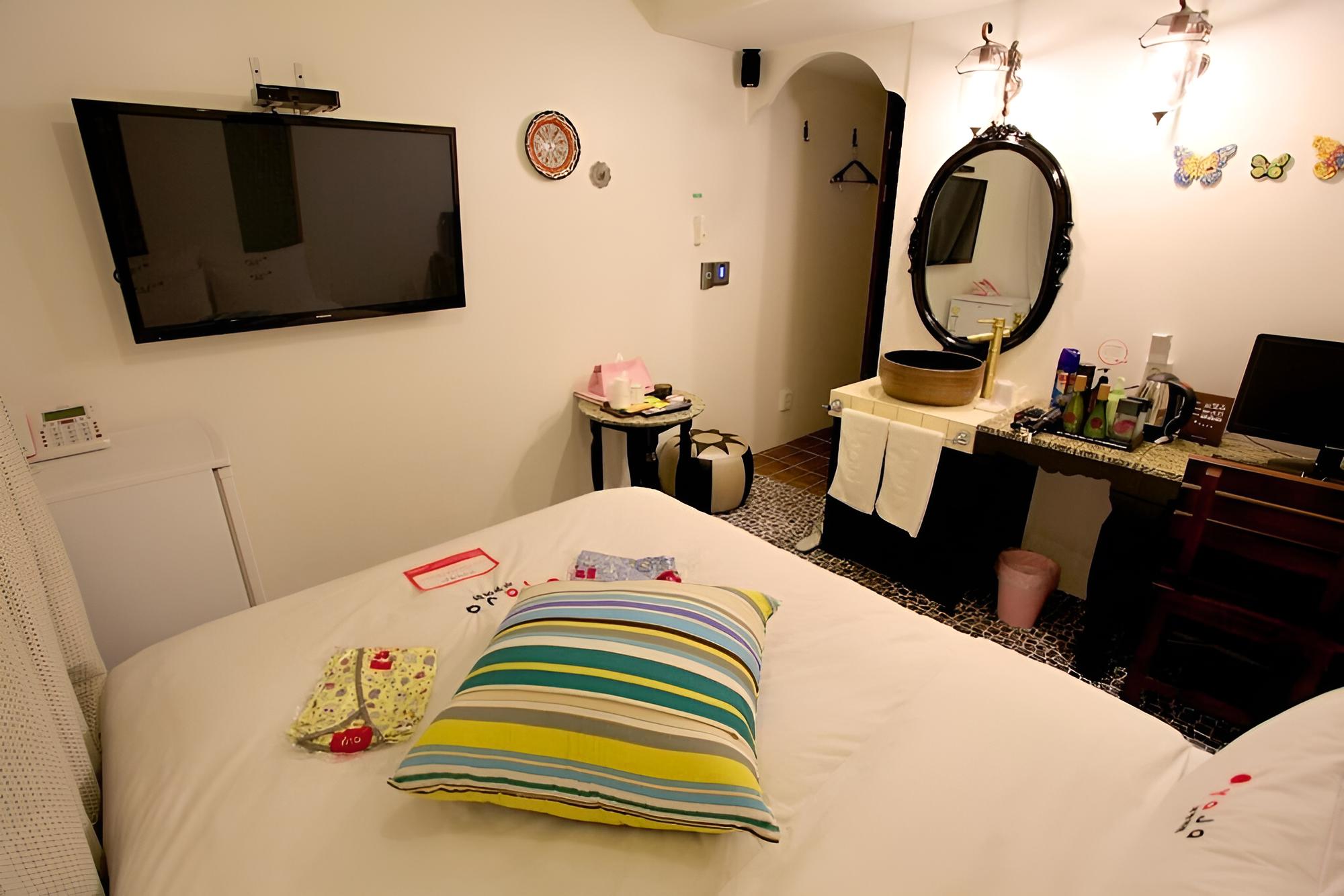 Room (Premium (Netflix Available Safe Disin) - Photo 26