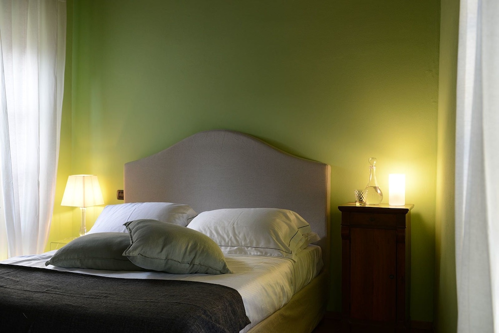 Deluxe Room, 1 Queen Bed, Balcony, Corner