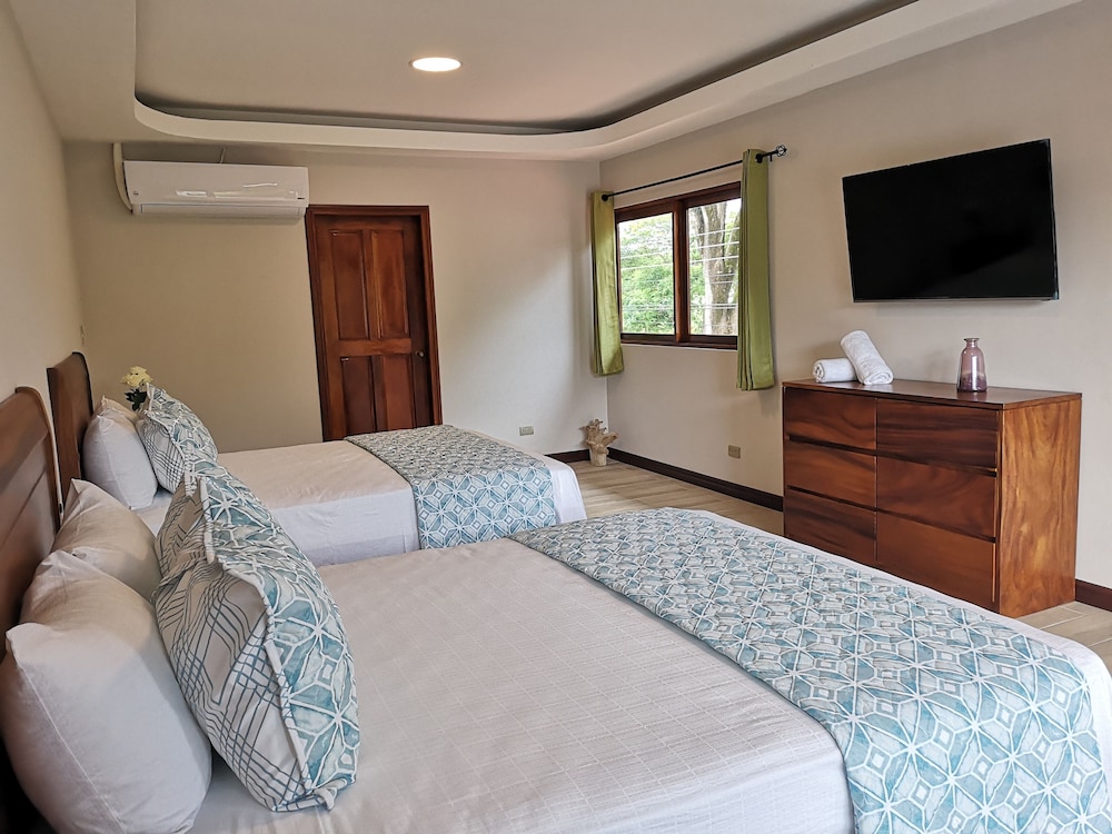 Standard Quadruple Room, 2 Queen Beds photo 2