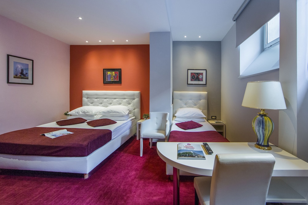 Triple Room thumbnail 5