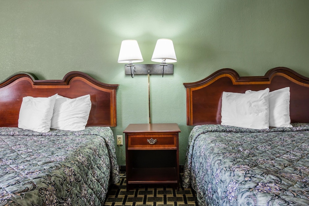 Standard Room, 2 Queen Beds, Non Smoking - Photo 4