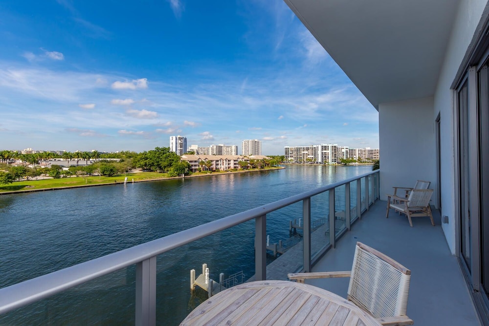 Apartment with intracoastal view