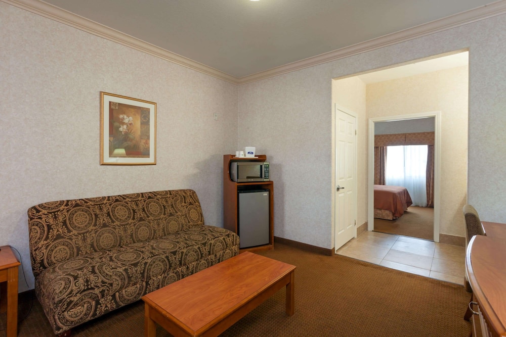 Suite, 1 Queen Bed, Smoking - Photo 2