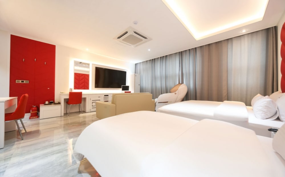 Suite Twin Room (Extra Person Fee Check On-site) - Photo 3