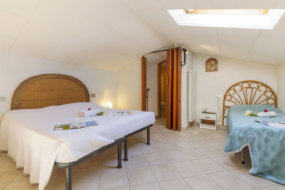 Family Apartment, Multiple Bedrooms (Daniela 1 100m From Sea)