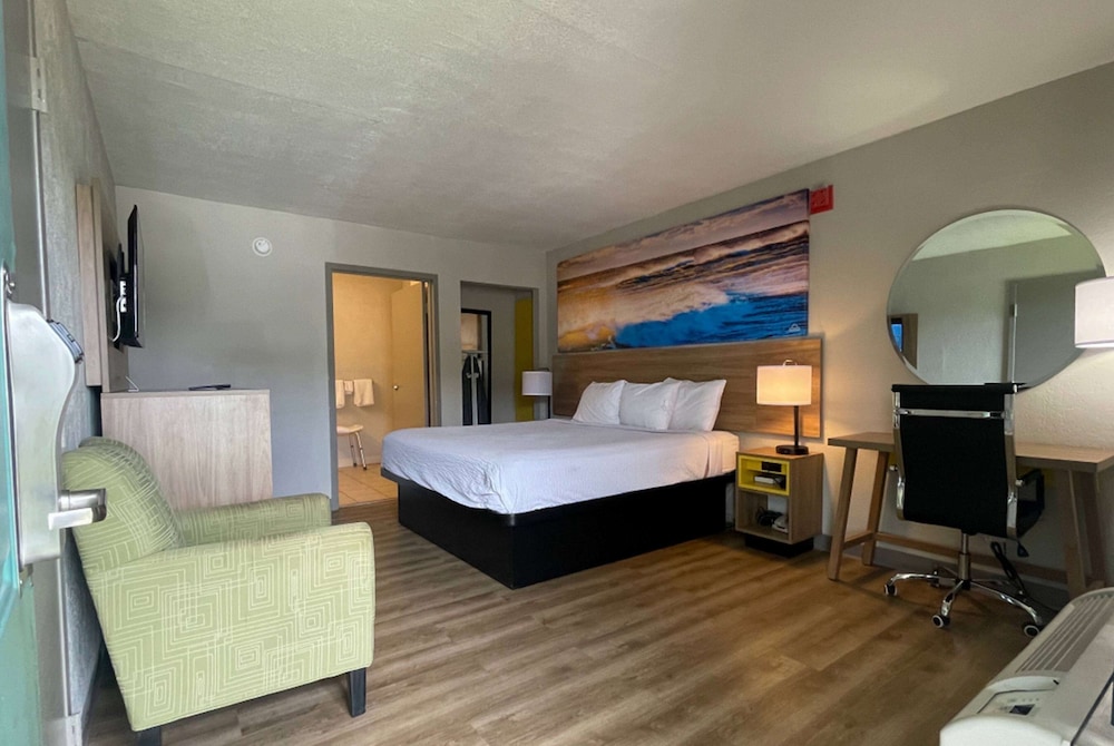 Room, 1 King Bed, Non Smoking (Second Floor) - Photo 4