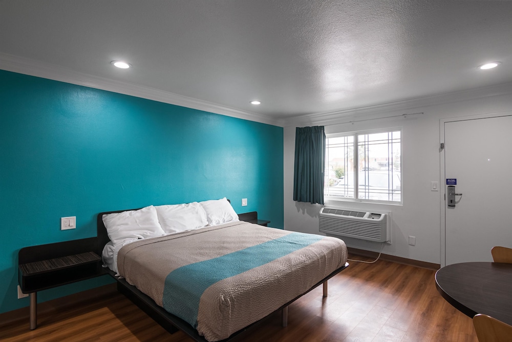 Standard Room, 1 King Bed, Non Smoking - Photo 10