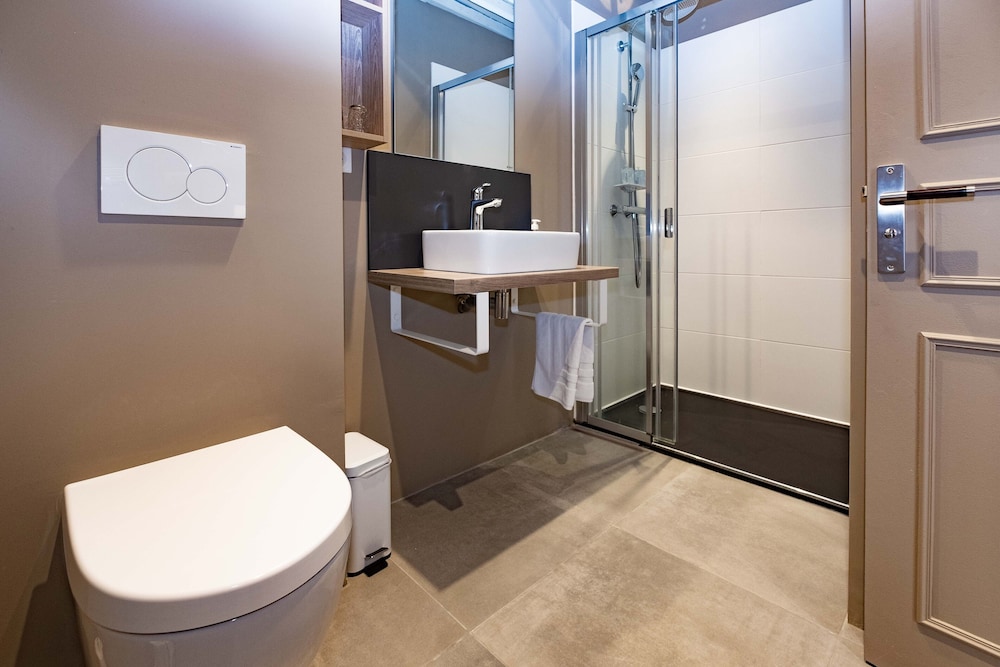 Deluxe Double Room, 1 Queen Bed, Private Bathroom, Courtyard View photo 2