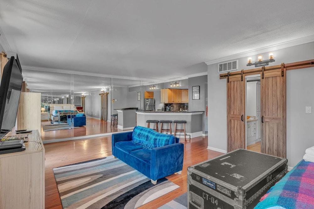 Signature Studio, 1 Queen Bed with Sofa bed, Pool Access