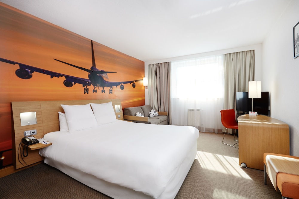 Superior Room, 1 Queen Bed with Sofa bed (Novation) photo 3