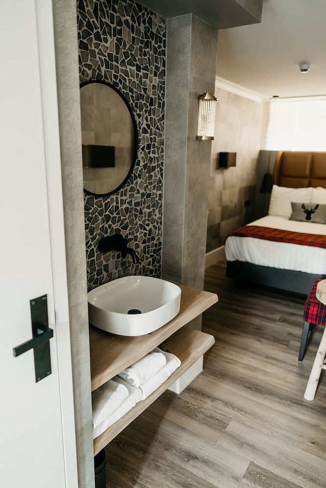 Signature Single Room, 1 Large Twin Bed, Balcony, Courtyard View photo 2