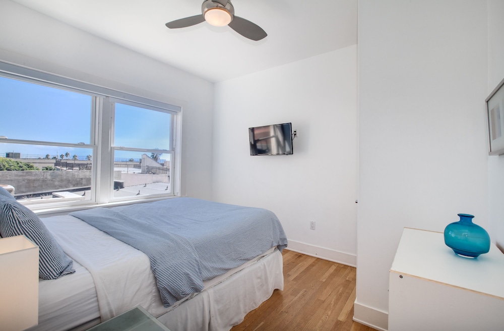 One Bedroom Suite, Street view