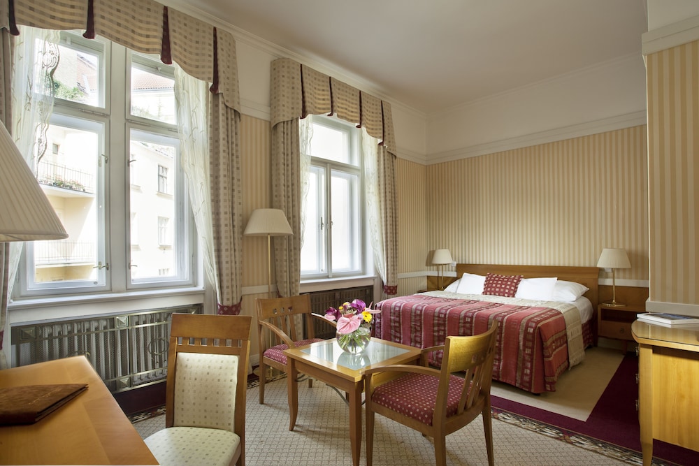 Junior Suite, 1 King Bed - Photo 2