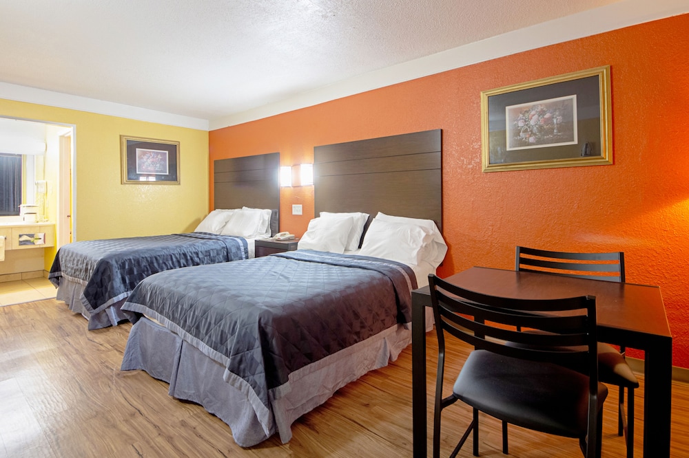 Standard Room, 2 Queen Beds, Smoking photo 2