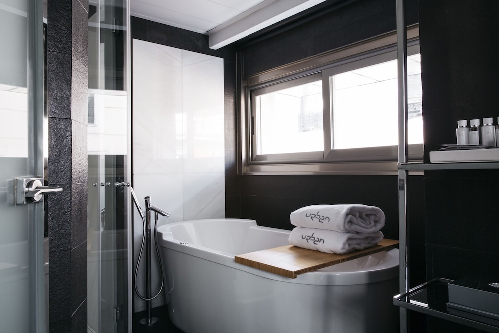 Suite, 1 Double Bed thumbnail 6