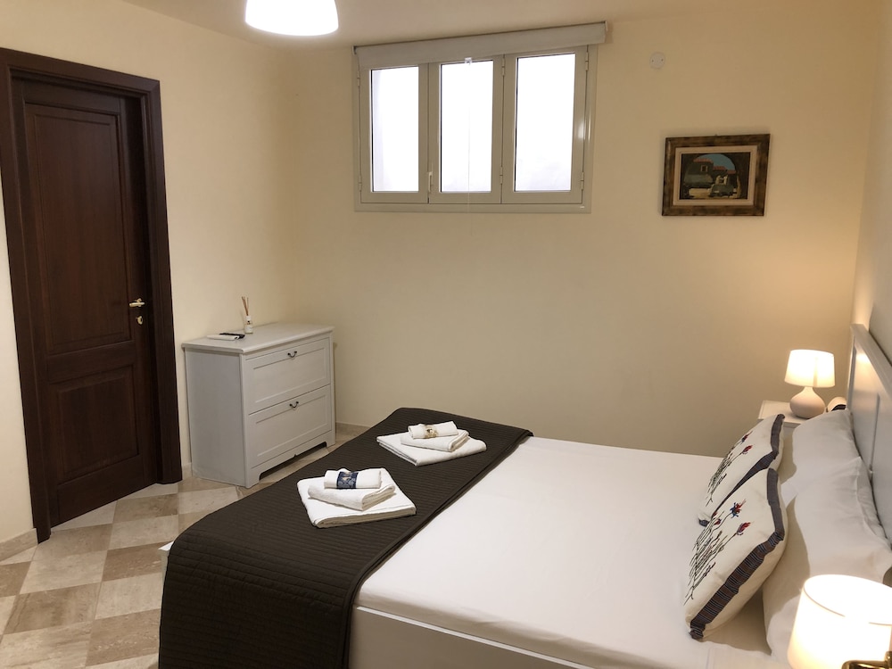 Economy Room, 1 King Bed (Basement)