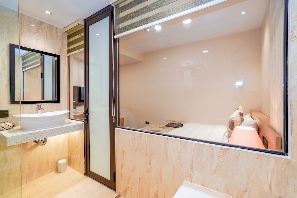 Premium Twin Room - Photo 3