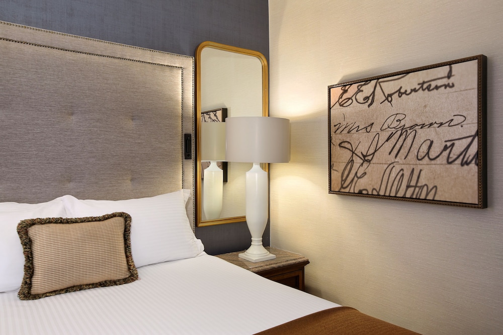 Suite, 1 King Bed, City View, Corner